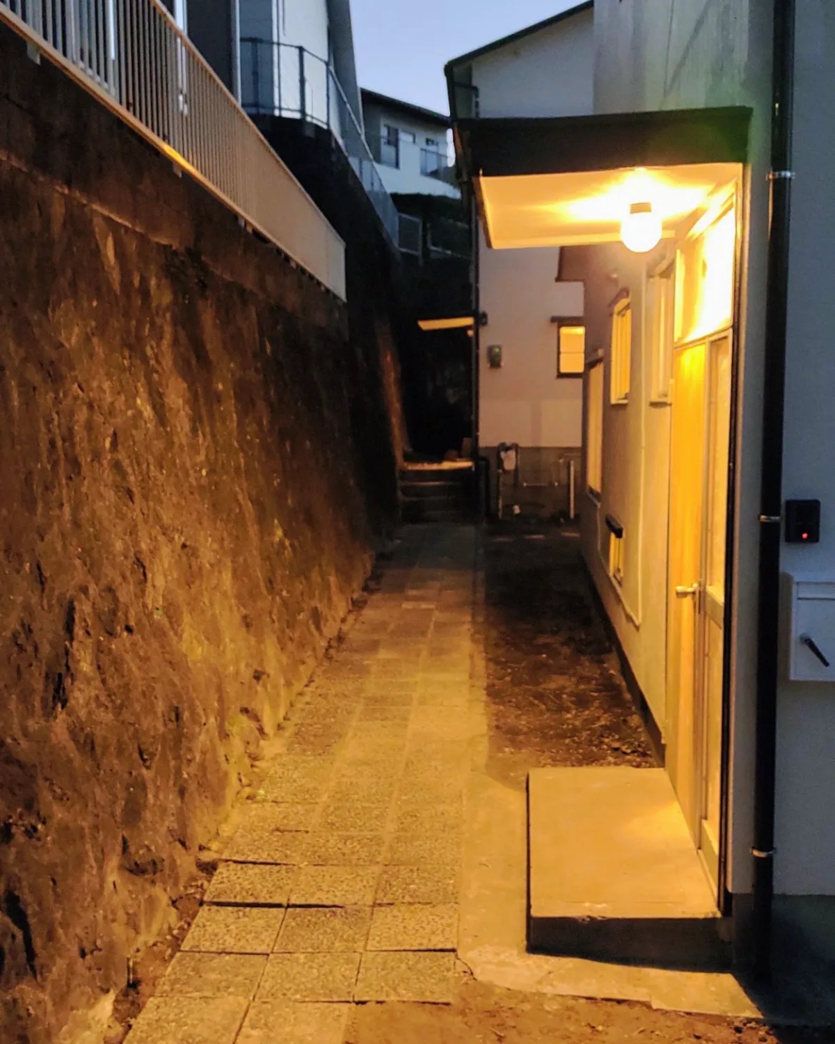 トモオカガーデンハウス通路