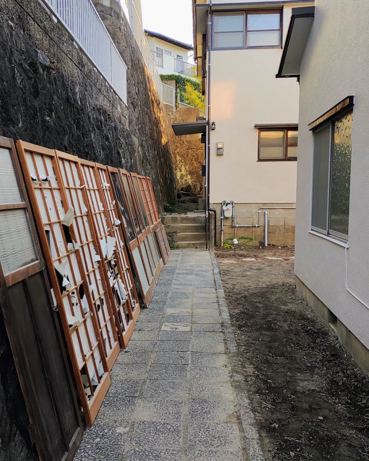 トモオカガーデンハウス旧建具と通路